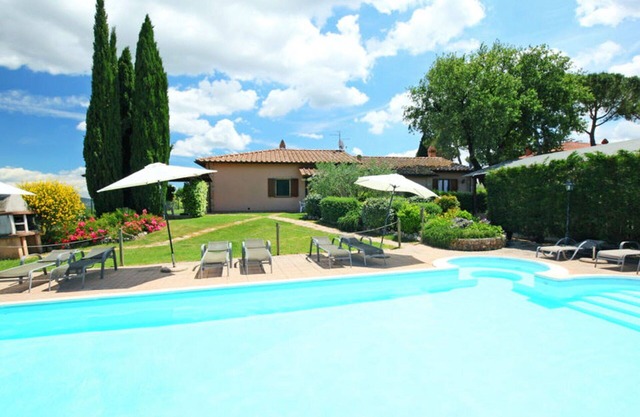 Stunning private villa with WIFI, private pool, TV, patio, pets allowed and panoramic view