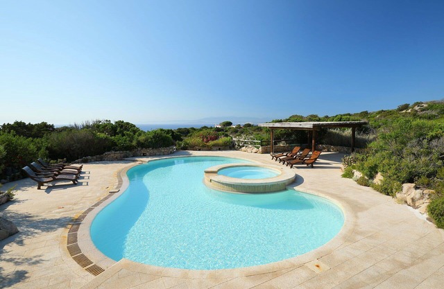 Stunning private villa with private pool, hot tub, WIFI, A/C, TV, patio and panoramic view