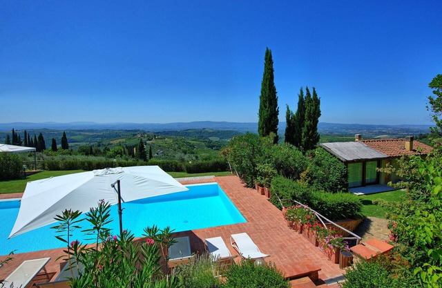 Stunning private villa with WIFI, A/C, pool, TV, balcony, panoramic view, close to Greve In Chianti