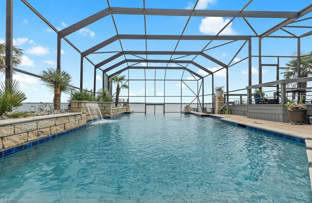 Stunning Lake House w Screened Infinity Pool