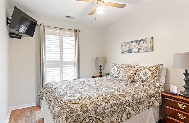 Stunning Liberty Lane Carriage House.