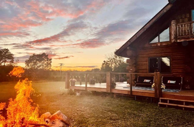 Stunning Log Cabin Getaway at The Hannu Haus