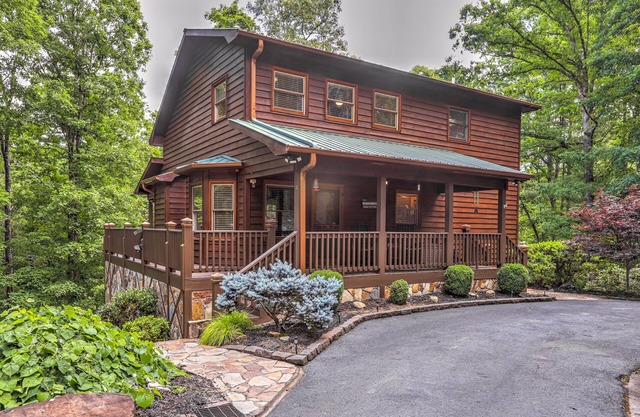 Stunning Mountain Retreat with Fireplace, Gazebo, Enclosed Game Room & Ping-Pong