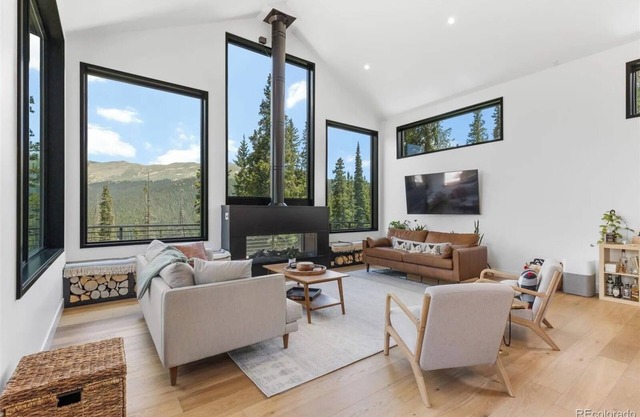 Stunning Mountain Home with HotTub & Outdoor Firepit, Expansive Deck, Ski in/out