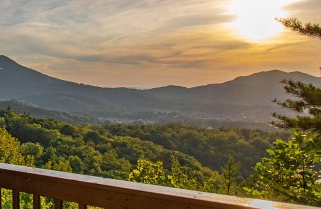 Stunning Mountain Views. Minutes to Nat’l Park. Dog Friendly! Sleeps up to 8.