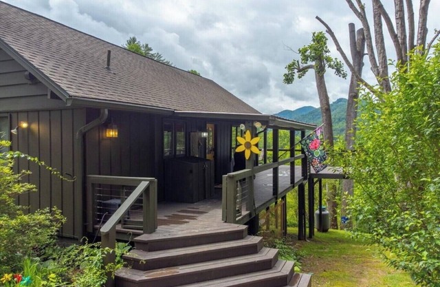Stunning Mountain Views, 3BR Cabin w/Decks & Meadow, 10 Min to Franklin