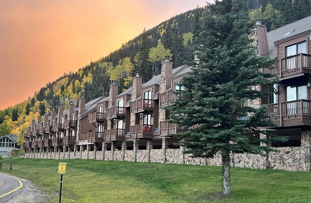 Stunning Mountain Views, Resort Amenities: Hot Tubs, Indoor Pool, Tennis Court
