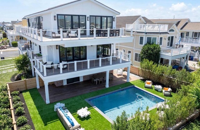 STUNNING NEW CONSTRUCTION 6 BEDRMS, 6.5 BATHS, SLEEPS 16 STEPS TO BEACH