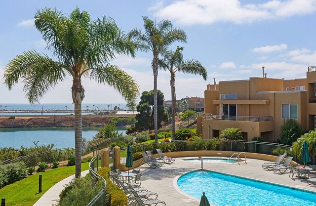 Stunning Ocean & Lagoon Views, Walk to Beach, Village & Dining