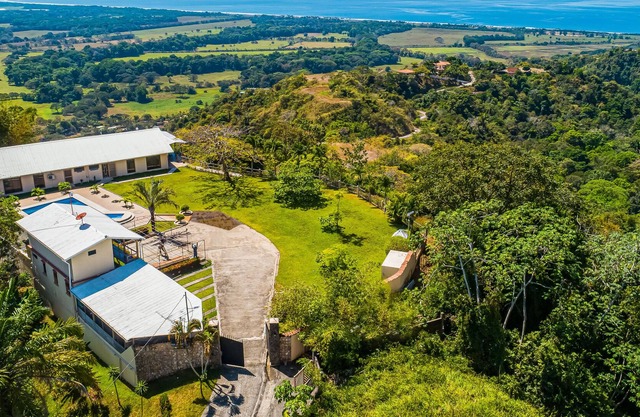 Stunning ocean view home with terrace, pool & full kitchen/WiFi !