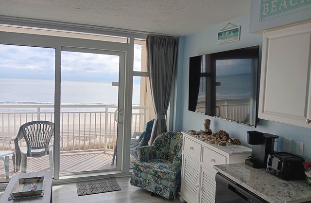 Stunning Oceanfront Condo. , Great resort. kitchen, W/D, 65" Roku tv, fast WIFI.