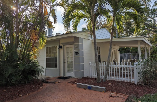 Stunning one bedroom Cape Cod style Cottage on Long Boat Key, Florida