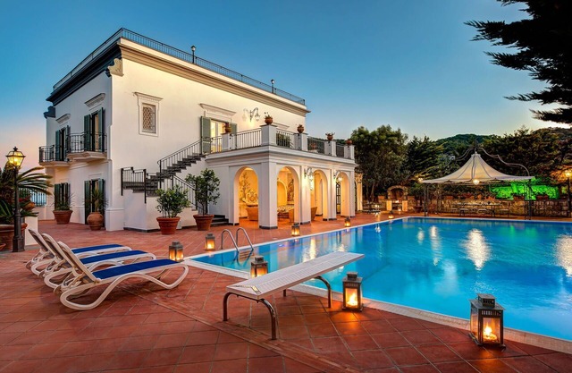 Stunning private villa with A/C, WIFI, private pool, TV, patio and panoramic view, close to Sorr.
