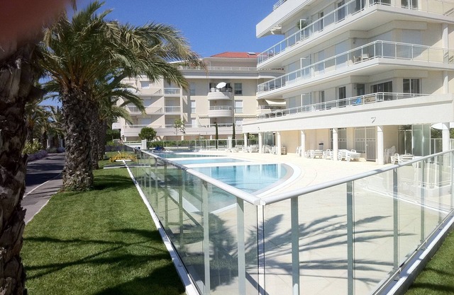 Stunning panoramic sea front holiday apartment in Cannes, France