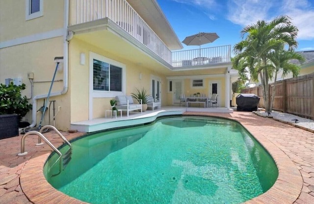 STUNNING POOL HOME, 4 BEDS, NEWLY RENOVATED, CENTRALLY LOCATED