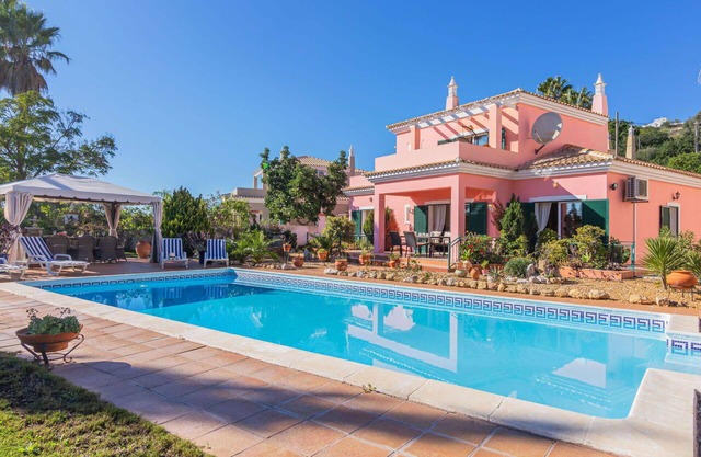 Stunning private villa for 8 people with private pool, WIFI, A/C, TV, balcony and panoramic view