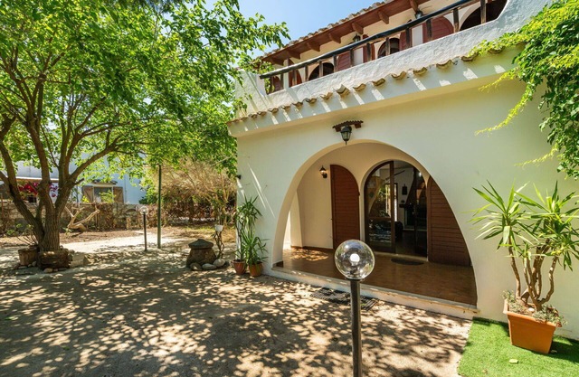 Stunning private villa for 8 guests with WIFI, A/C, TV and patio