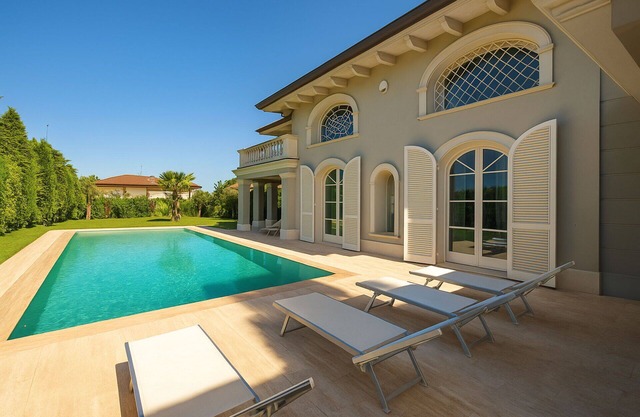 Stunning private villa for 18 guests with WIFI, private pool, A/C, hot tub, TV and patio