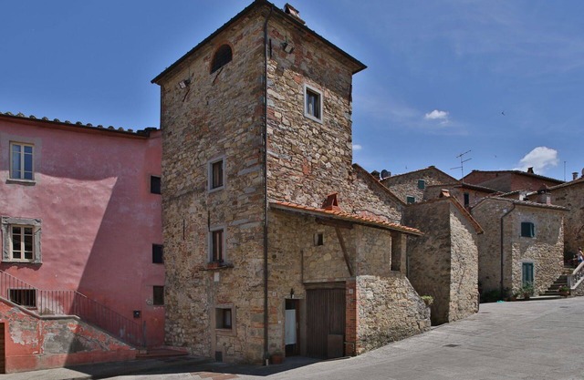 Stunning private villa for 2 guests with WIFI, hot tub, A/C, TV and pets allowed, close to Arezzo