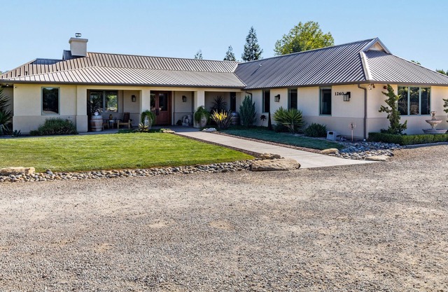 Stunning Private Home Located in Wine Region