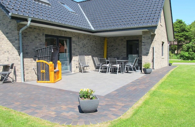 Stunning private villa for 10 people with hot tub, WIFI, TV and patio
