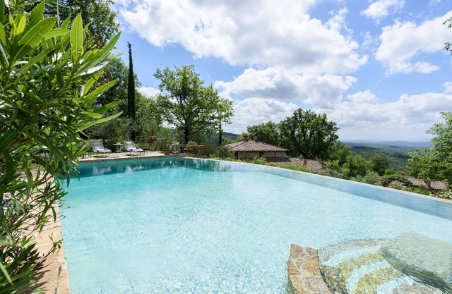 Stunning private villa for 16 people with WIFI, private pool, A/C, TV and veranda, close to Siena