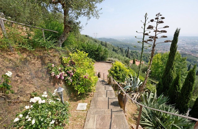 Stunning private villa with WIFI, TV, patio and panoramic view, close to Forte Dei Marmi