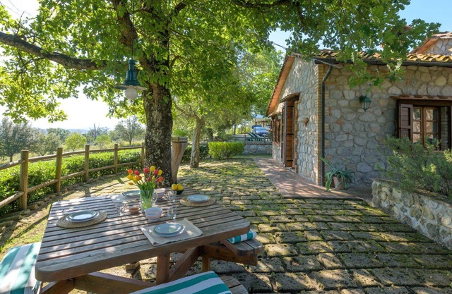 Stunning private villa for 4 guests with A/C, TV, patio, pets allowed and panoramic view