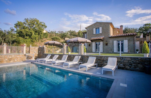 Stunning private villa with WIFI, A/C, private pool, TV, terrace, panoramic view, close to Cortona