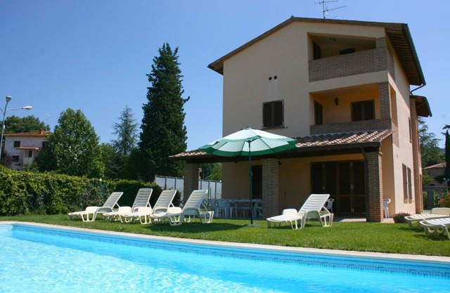 Stunning private villa for 12 people with WIFI, private pool, TV and balcony