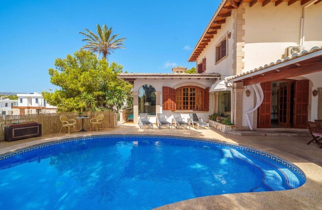 Stunning private villa for 11 guests with private pool, WIFI, A/C, TV and terrace
