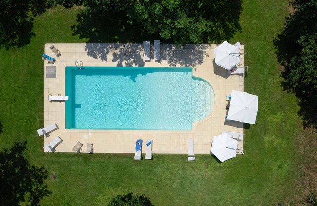 Stunning private villa with hot tub, private pool, WIFI, TV and pets allowed, close to Montepulc.