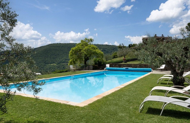 Stunning private villa with hot tub, WIFI, private pool, A/C, TV and terrace, close to Arezzo