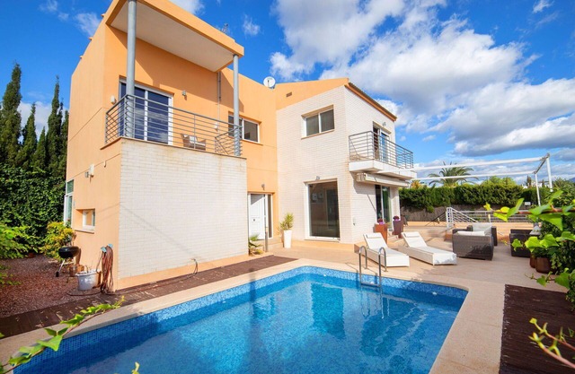 Stunning private villa for 6 people with A/C, private pool, WIFI, TV, patio and pets allowed