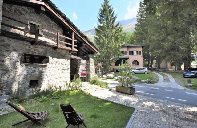 Stunning private villa for 8 people with hot tub, WIFI, TV, terrace and pets allowed