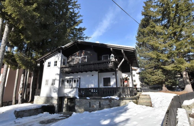 Stunning private villa for 9 guests with WIFI, hot tub, TV, balcony and pets allowed