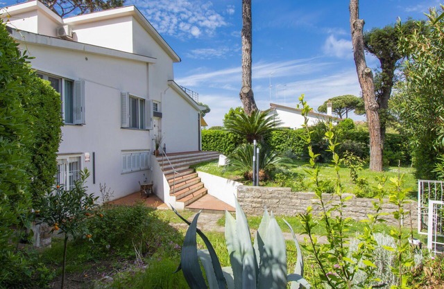 Stunning private villa for 6 guests with WIFI, hot tub, A/C, TV, terrace and pets allowed