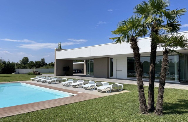 Stunning private villa for 8 guests with A/C, private pool, WIFI and veranda, close to Padua