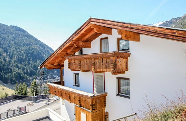 Stunning private villa for 10 guests with WIFI, TV, patio and pets allowed