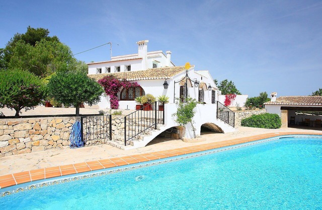 Stunning private villa for 10 people with private pool, A/C, WIFI, TV, patio and panoramic view
