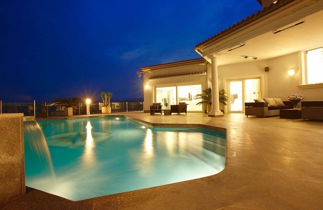 Stunning private villa for 8 guests with A/C, hot tub, private pool, WIFI, TV and terrace