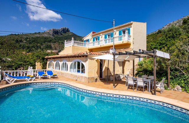 Stunning private villa for 6 people with private pool, A/C, WIFI, TV and patio