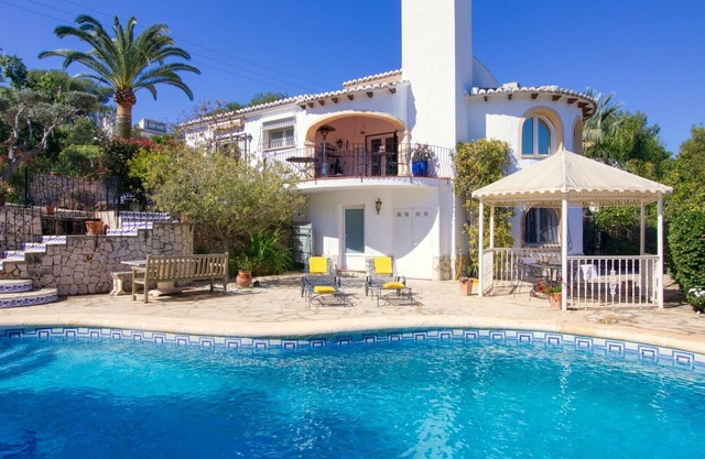 Stunning private villa for 6 guests with A/C, WIFI, private pool, TV, patio and parking