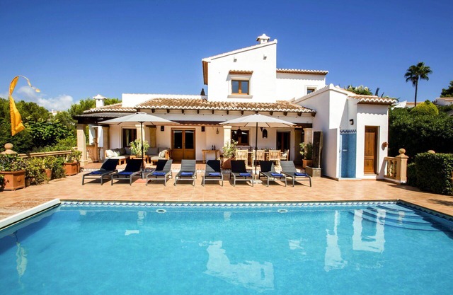 Stunning private villa for 8 guests with A/C, private pool, WIFI, TV and patio