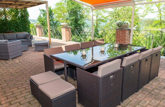 Stunning private villa for 12 people with A/C, private pool, WIFI, hot tub, terrace and pets all.