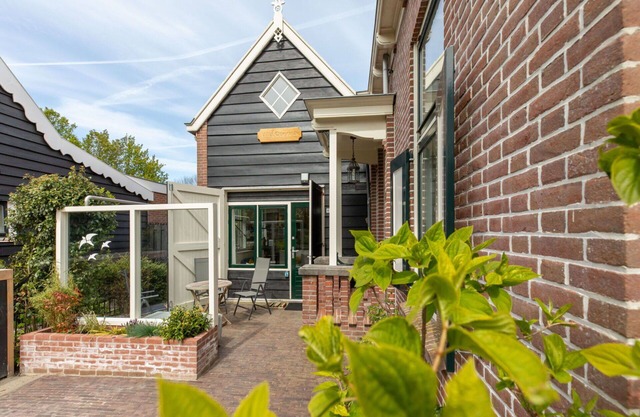 Stunning private villa for 5 guests with A/C, hot tub, WIFI, TV and patio