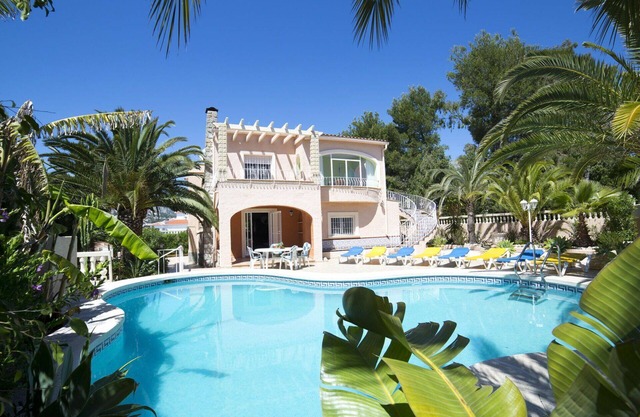 Stunning private villa for 10 guests with A/C, private pool, WIFI, TV and terrace