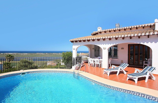 Stunning private villa for 8 guests with private pool, WIFI, A/C, TV, terrace and panoramic view