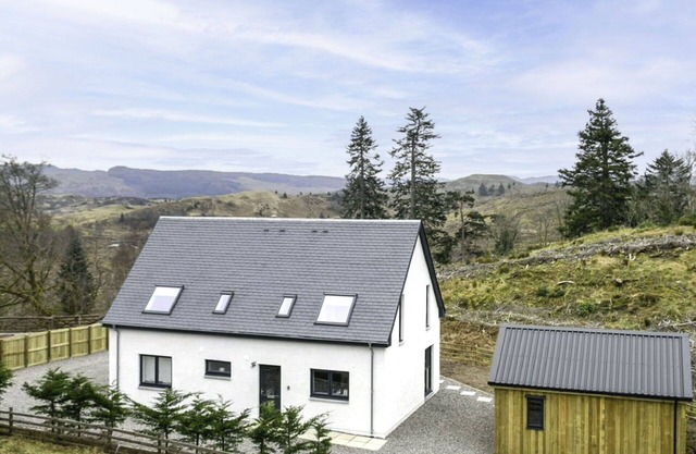 Stunning private villa for 6 guests with hot tub, WIFI, TV, patio and pets allowed