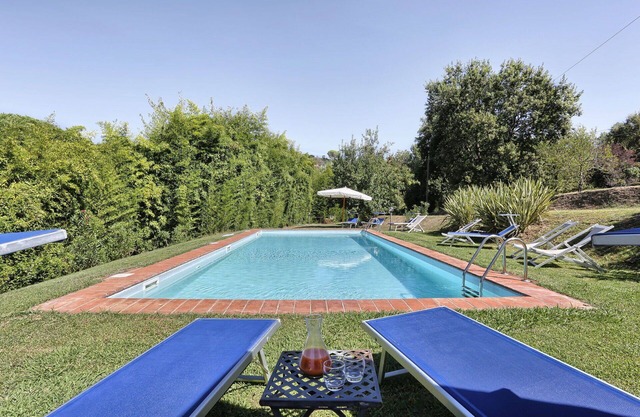 Stunning private villa for 12 people with A/C, private pool, WIFI and TV, close to Lucca